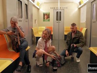 Pequeño tetitas transexual emma rosa barebacks un compañero en un subway