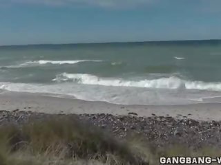 Sædhore kone dogging ved en stormy strand