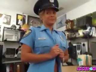 Prijateljica policija poskuša da pawn ji pištola