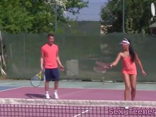 Štiri način teens muca zajebal na tenis sodišče