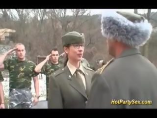Militar darling makakakuha ng soldiers pagbuga ng tamod