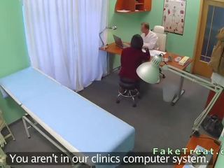 Böjd över reception patienten blir körd i fejka sjukhus